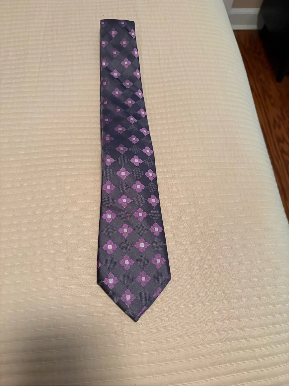Michael Kors Gray/Purple Geometric Men's Tie 100% silk, great condition